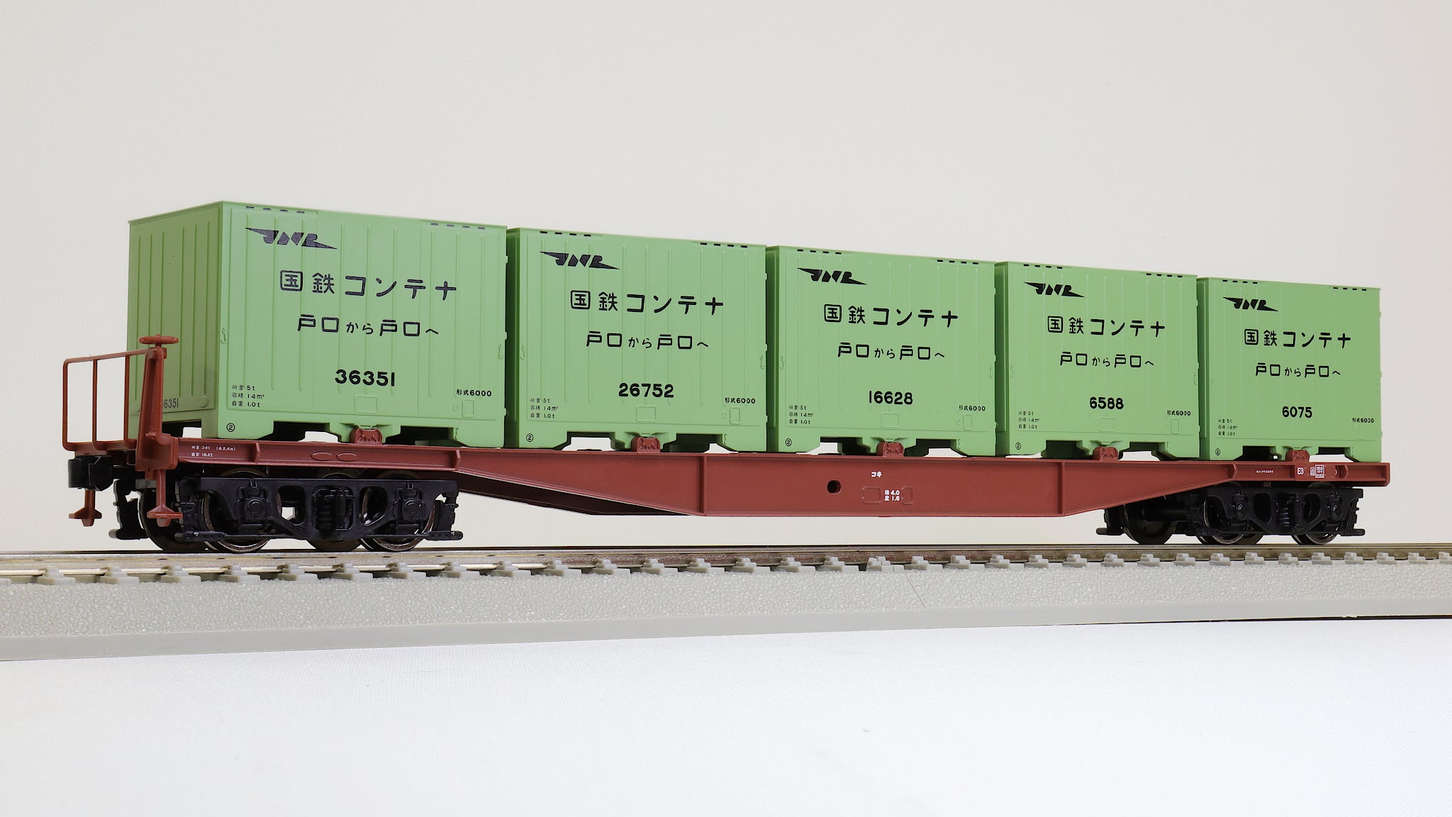 Cargo Container Ribs 58031 KOKI5500 Freight car (4 vertical ribs) with type 6000 container ...